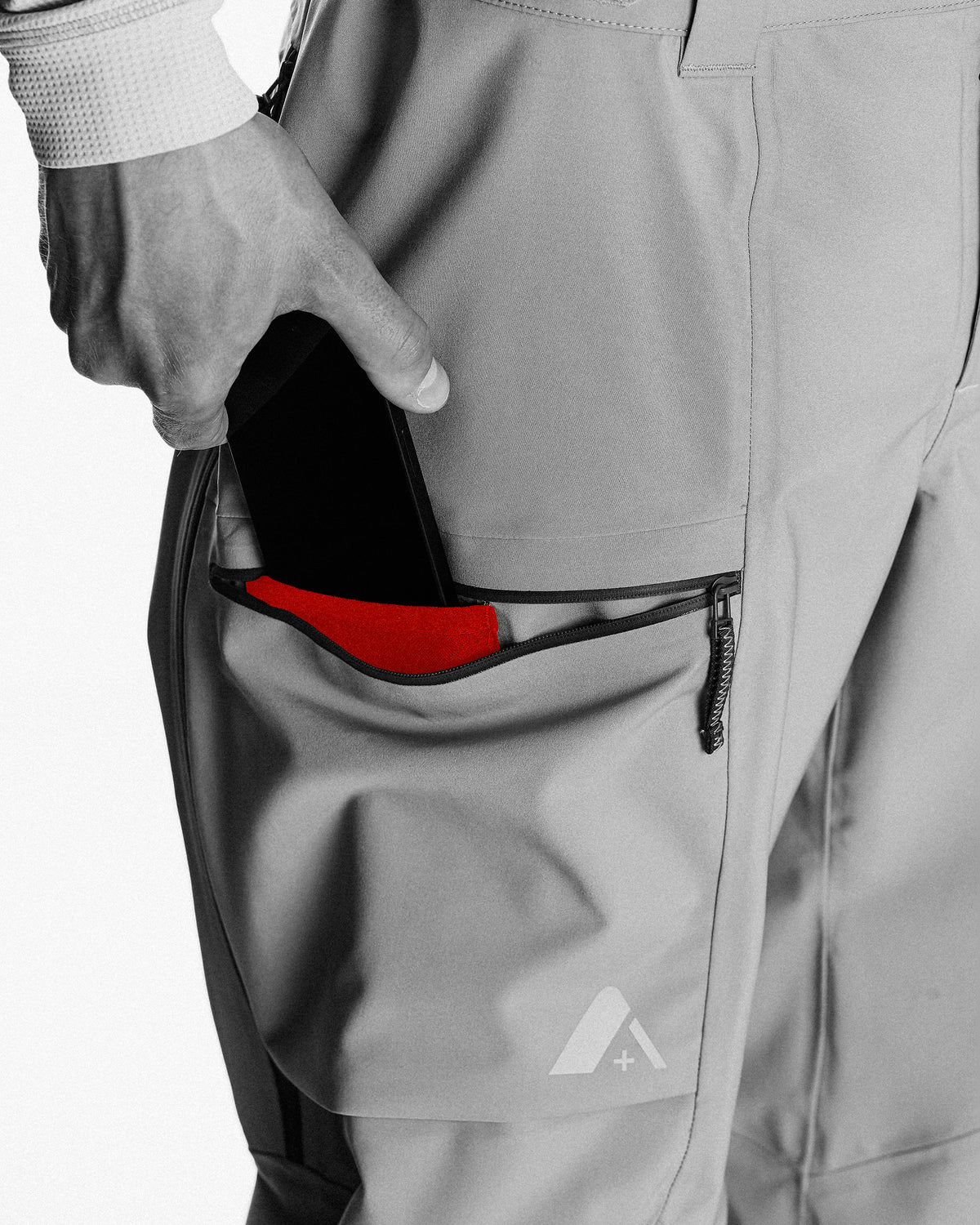 One zipped cargot pocket
